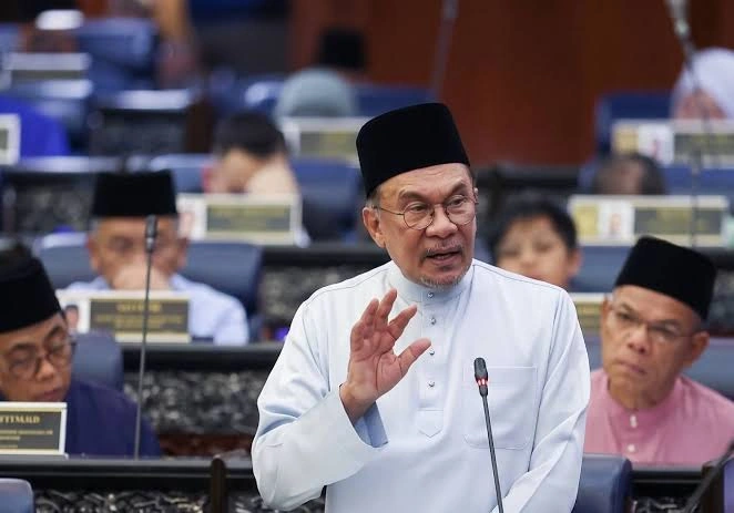 Speaker at a microphone in a parliamentary chamber